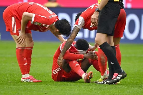 戴維斯日前在歐冠賽事上傷退